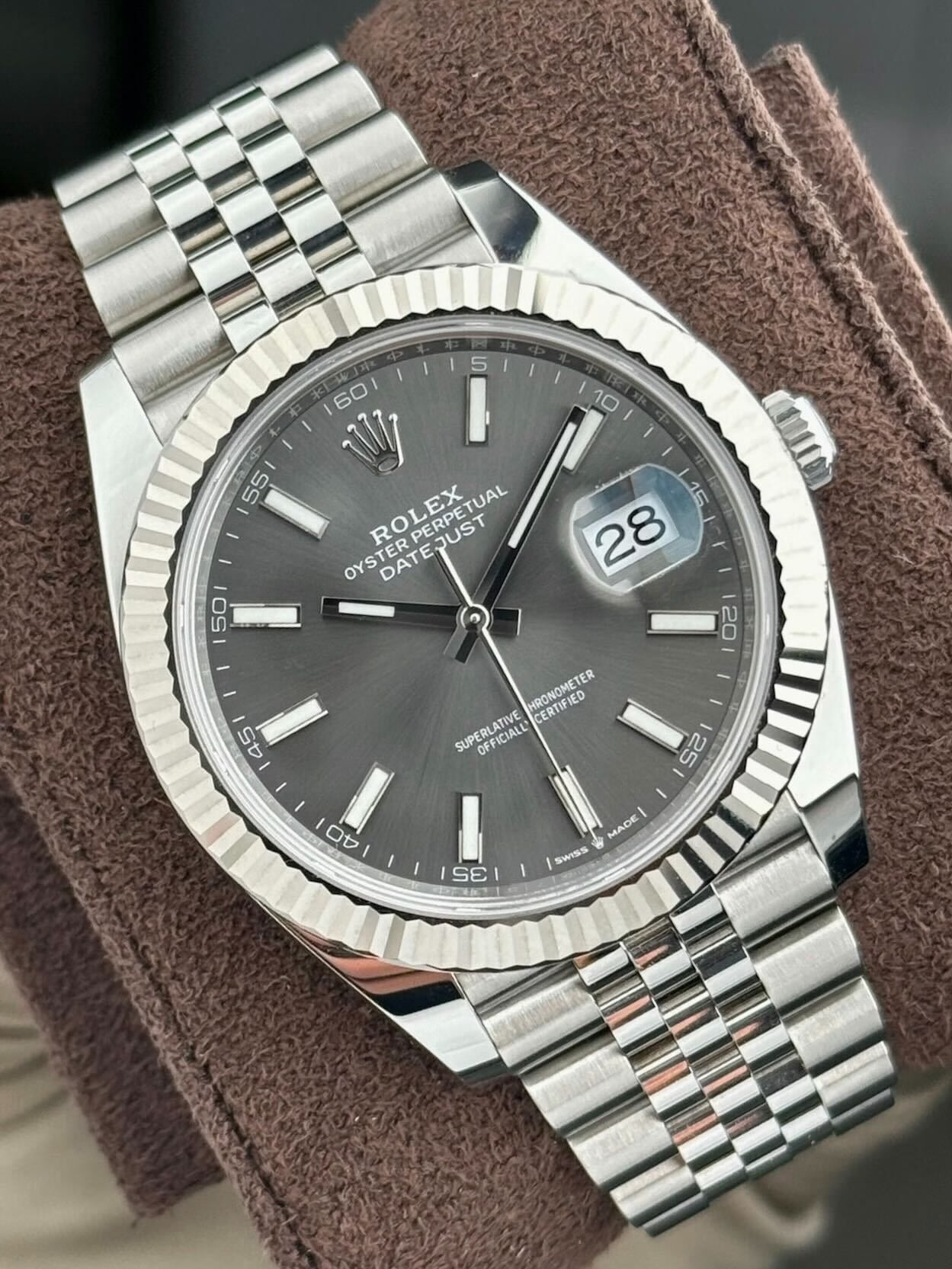 Rolex Datejust Gray Dial 41 mm Metal Bracelet Men's Watch (Ref. 030)